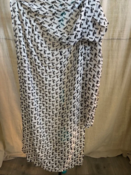 Disney Lightweight Mickey Mouse Wrap- White & Black - Picture 4 of 5